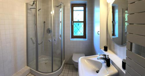 A bathroom at Zur Weberei