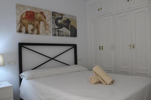 1 dormitorio con 1 cama con 2 almohadas en PISO EN PLENO CORAZÓN DE CORDOBA en Córdoba