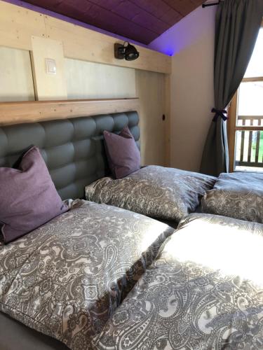 two beds sitting next to each other in a bedroom at Zur Weberei in Bad Tölz