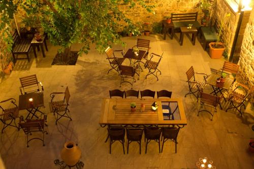 einen Blick über ein Restaurant mit einem Tisch und Stühlen in der Unterkunft Aristonicus Boutique Hotel in Bergama