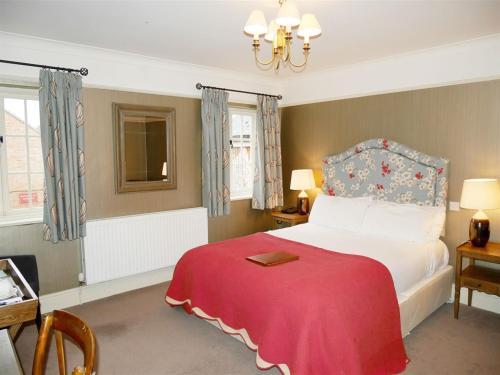 A bed or beds in a room at The Angel in Wootton Bassett