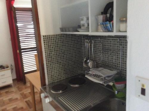 Il comprend une cuisine équipée d'un four et de plaques de cuisson. dans l'établissement Villa Jadranka, à Rab