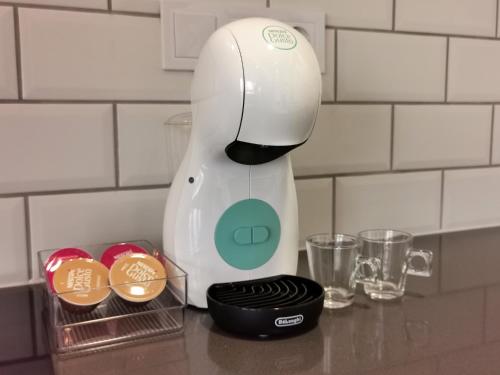 a white mixer sitting on a counter next to cups at Estudios Placeta dels Bous - Plaza Constitución in Benicarló
