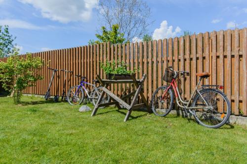 um grupo de bicicletas estacionadas ao lado de uma cerca em Spacious cosy house in Vilnius em Vilnius