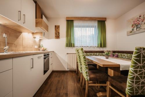 Η κουζίνα ή μικρή κουζίνα στο DAS "Bergzeit" - Appartements