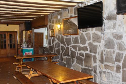 TV a/nebo společenská místnost v ubytování Albergue-Refugio Sargantana