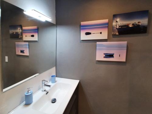 a bathroom with a sink and a mirror at Estudios Placeta dels Bous - Plaza Constitución in Benicarló