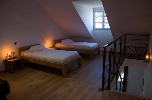 A bed or beds in a room at Aux Platanes