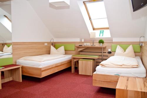 Postel nebo postele na pokoji v ubytování Hotel Zur Post