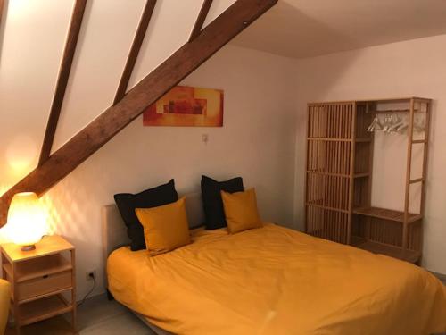 מיטה או מיטות בחדר ב-Boslucht Leuven
