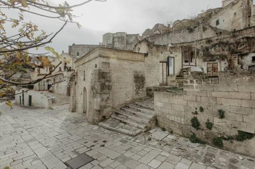 un edificio antiguo con escaleras en una calle en Pietragialla en Matera