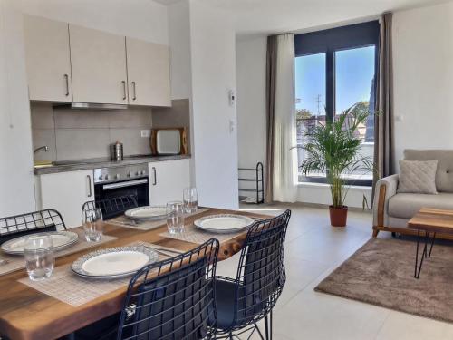 a kitchen and dining room with a table and chairs at KRésidence - Appartements Saint-Louis in Saint-Louis