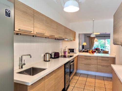 Spacious Beachfront Town House in Estepona with Fully Equipped Kitchen, Pools, Garden, Sea View