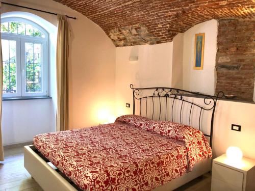 - une chambre avec un lit et une couette rouge dans l'établissement San Rocco apartment, à Levanto