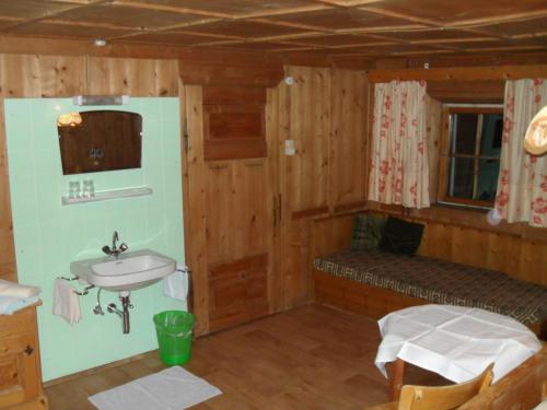 bagno con lavandino, finestra e lavandino di Haus Schellenschmied a Pettneu am Arlberg