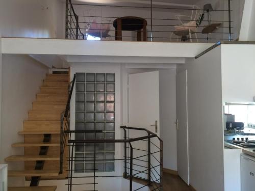 - un escalier en colimaçon dans une cuisine aux murs blancs dans l'établissement Appartement rénové à 50 m de COLLIOURE Plage, Entrée autonome, Climatisé, à Collioure