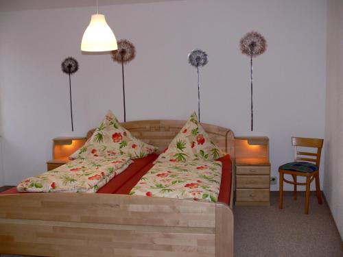 1 dormitorio con 1 cama, 1 mesa y 1 silla en Ferienwohnung Monima en Bergen auf Rügen