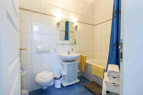 ヘリングスドルフにあるVilla Sanssouci Wohnung 5のバスルーム(洗面台、トイレ、バスタブ付)
