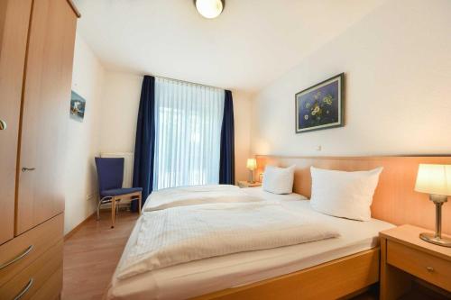 ein Hotelzimmer mit einem großen Bett und einem Fenster in der Unterkunft Haus Strandoase 23 in Bansin