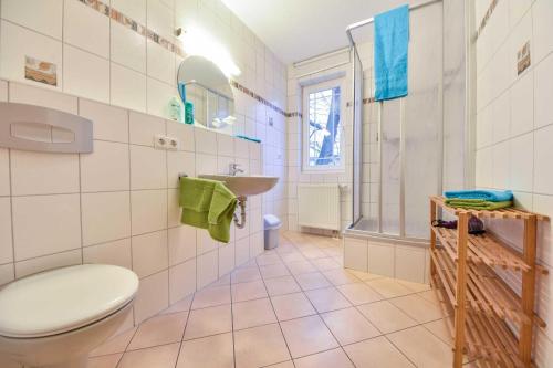ein Bad mit einem WC und einem Waschbecken in der Unterkunft Haus Strandoase 23 in Bansin