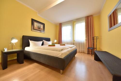 pokój hotelowy z łóżkiem i oknem w obiekcie Villa Darja Wohnung 9 w mieście Heringsdorf