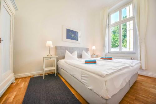 ヘリングスドルフにあるVilla Sonnenschein 06のベッドルーム(大きな白いベッド1台、窓付)