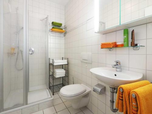 アールベックにあるVilla Germania 06のバスルーム(トイレ、シャワー、シンク付)