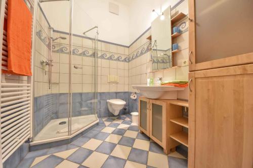 アールベックにあるVilla Bella Wohnung 3のバスルーム(シャワー、洗面台、トイレ付)