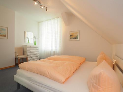アールベックにあるVilla Annelies Wohnung 3のベッドルーム1室(オレンジ色の毛布付きのベッド1台付)