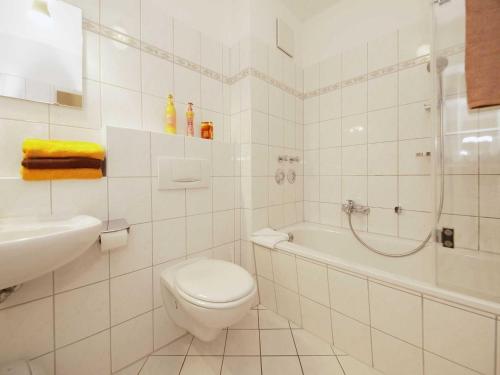e bagno con servizi igienici, vasca e lavandino. di Wohnung am Schloonsee B4 a Heringsdorf