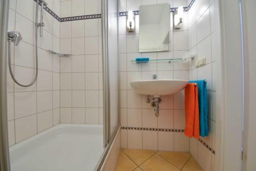ein Badezimmer mit Waschbecken und Dusche in der Unterkunft (14b) Villa Emmy 02 in Heringsdorf