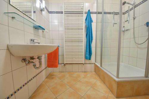 ein Bad mit einem Waschbecken und einer Dusche in der Unterkunft (14c) Villa Emmy 03 in Heringsdorf