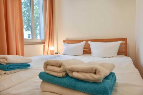 een slaapkamer met een bed met handdoeken erop bij Villa Emmy Wohnung 6 in Heringsdorf