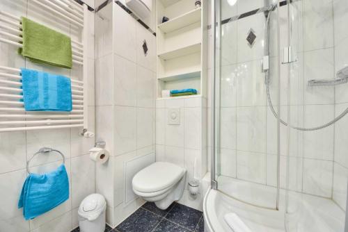 ヘリングスドルフにあるResidenz Bleichroeder Wohnung 34の白いバスルーム(トイレ、シャワー付)
