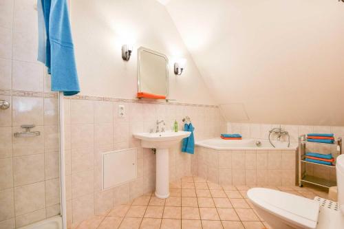 La salle de bains est pourvue d'un lavabo et d'une baignoire. dans l'établissement Villa Medici 7 a, à Ahlbeck