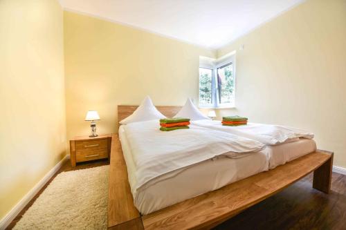 - une chambre avec un grand lit blanc et une fenêtre dans l'établissement Sonnenpark 04, à Korswandt