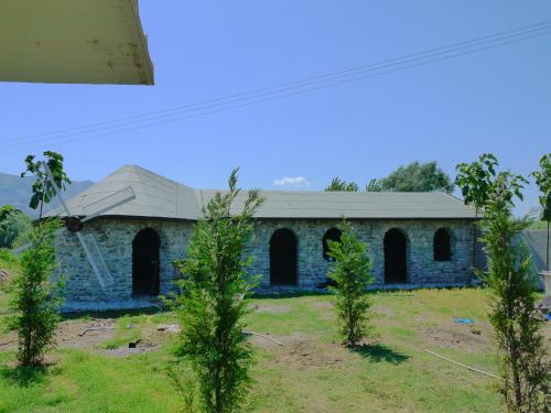 Fotografie z fotogalerie ubytování Windmill Shkodra Gesthouse Camping & Grill v destinaci Shkodër