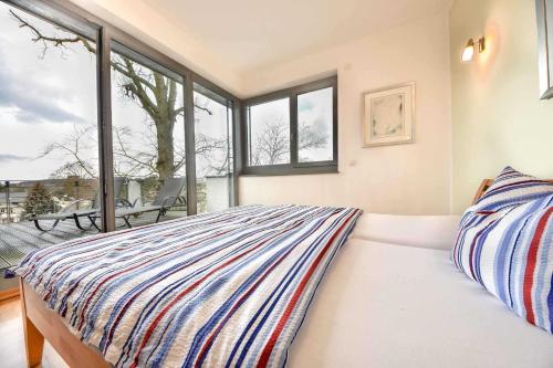 ein Schlafzimmer mit einem Bett und einem großen Fenster in der Unterkunft (49a) Penthouse Maxi in Heringsdorf