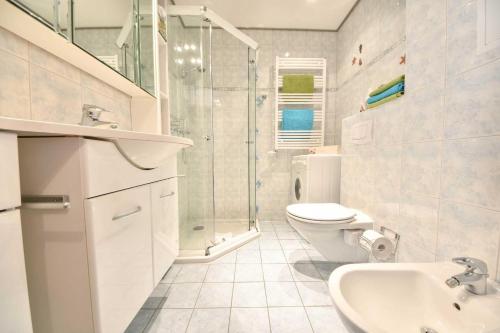 アールベックにあるAppartement Goethe 10のバスルーム(トイレ、洗面台、シャワー付)