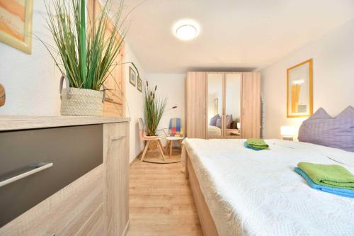 um quarto com uma cama grande com plantas em Ferienwohnung Salamander em Bansin