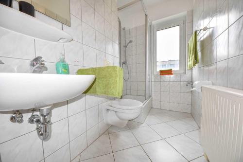 ヘリングスドルフにあるAppartement Duene 24の白いバスルーム(洗面台、トイレ付)