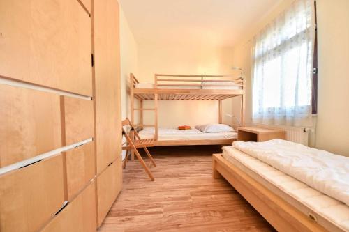 ヘリングスドルフにあるVilla Lamora 02のベッドルーム1室(二段ベッド2台、窓付)が備わります。