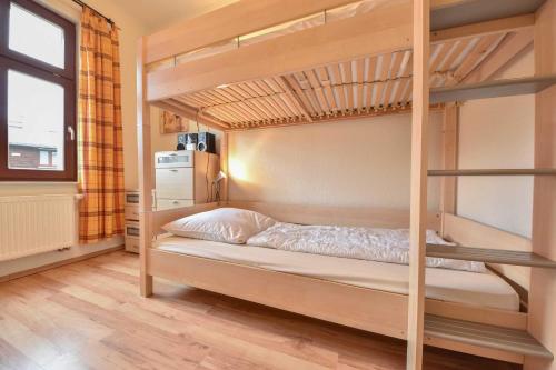 1 Schlafzimmer mit 2 Etagenbetten und einem Fenster in der Unterkunft Villa Lamora 04 in Heringsdorf
