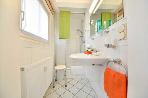 ヘリングスドルフにあるVilla Hohe Düne 09の白いバスルーム(洗面台、トイレ付)