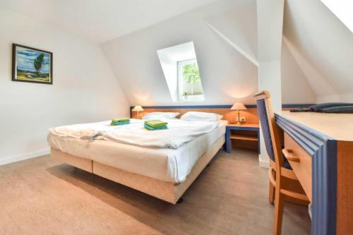 ヘリングスドルフにあるVilla Hohe Düne 07のベッドルーム1室(屋根裏部屋に大型ベッド1台付)