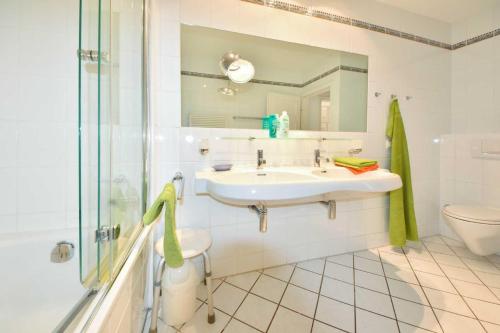 ヘリングスドルフにあるVilla Hohe Düne 06のバスルーム(洗面台、トイレ、鏡付)