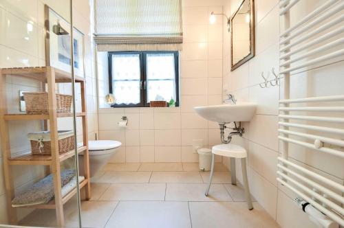 Ένα μπάνιο στο Villa Waldschloss Wohnung 02