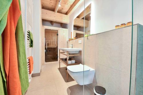 bagno con servizi igienici e lavandino di Sonnenlauf Wohnung Ost a Bansin