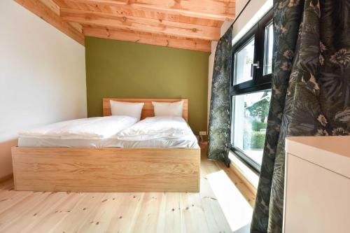 una camera con un letto e una grande finestra di Sonnenlauf Wohnung Ost a Bansin