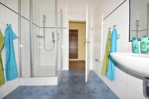 ein Badezimmer mit Waschbecken und Dusche in der Unterkunft (27a) Villa Seestern 05 in Heringsdorf